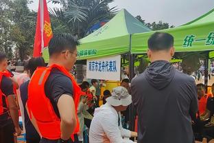 波杰姆斯基赛后返场与朋友及粉丝互动 腰伤无碍下一场可以打